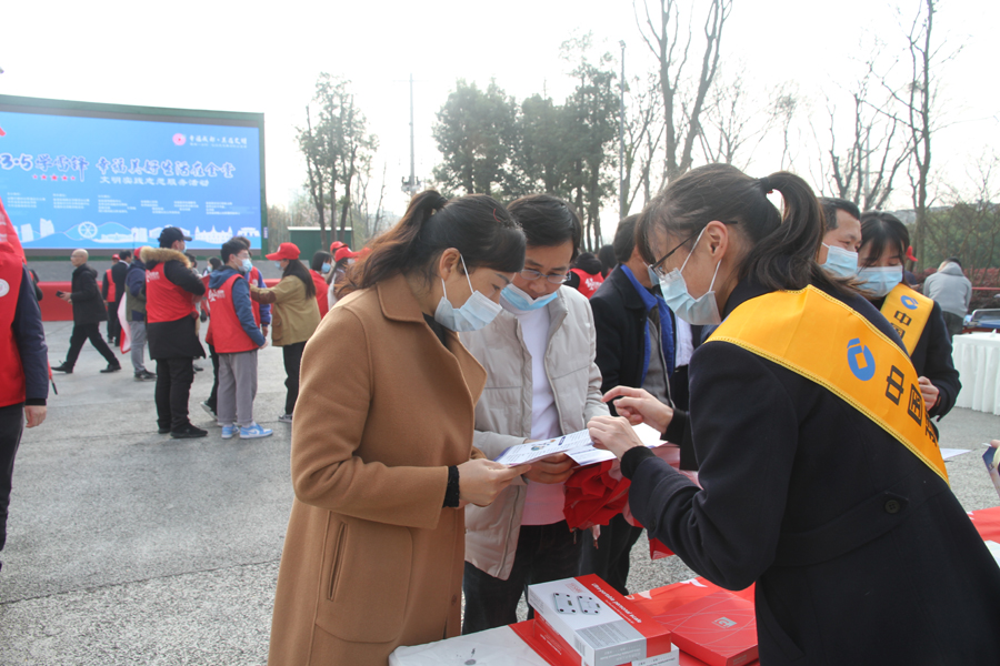 03張富清金融服務(wù)隊(duì)在成都市金堂縣金山公園開展金融知識(shí)宣傳.jpg