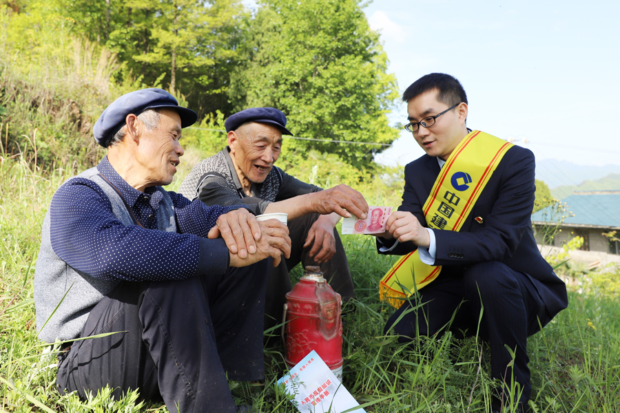 04張富清金融服務(wù)隊(duì)走進(jìn)廣元市大灘鎮(zhèn)天池村送金融知識(shí).jpg